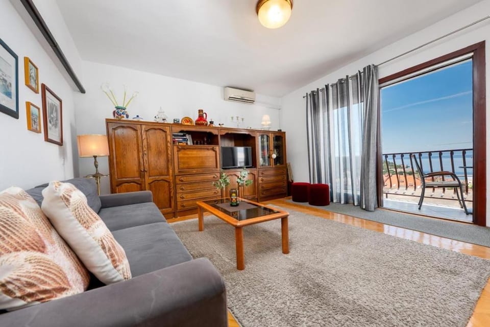 Apartman Sanja, Centar, outside separate entrance Apartment in Makarska