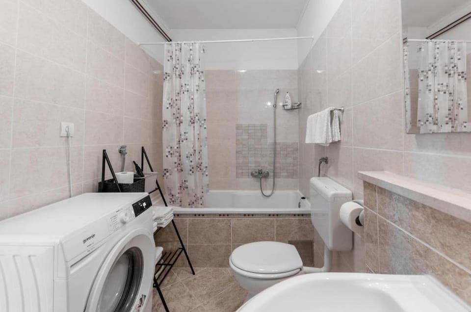 Apartman Sanja, Centar, outside separate entrance Apartment in Makarska