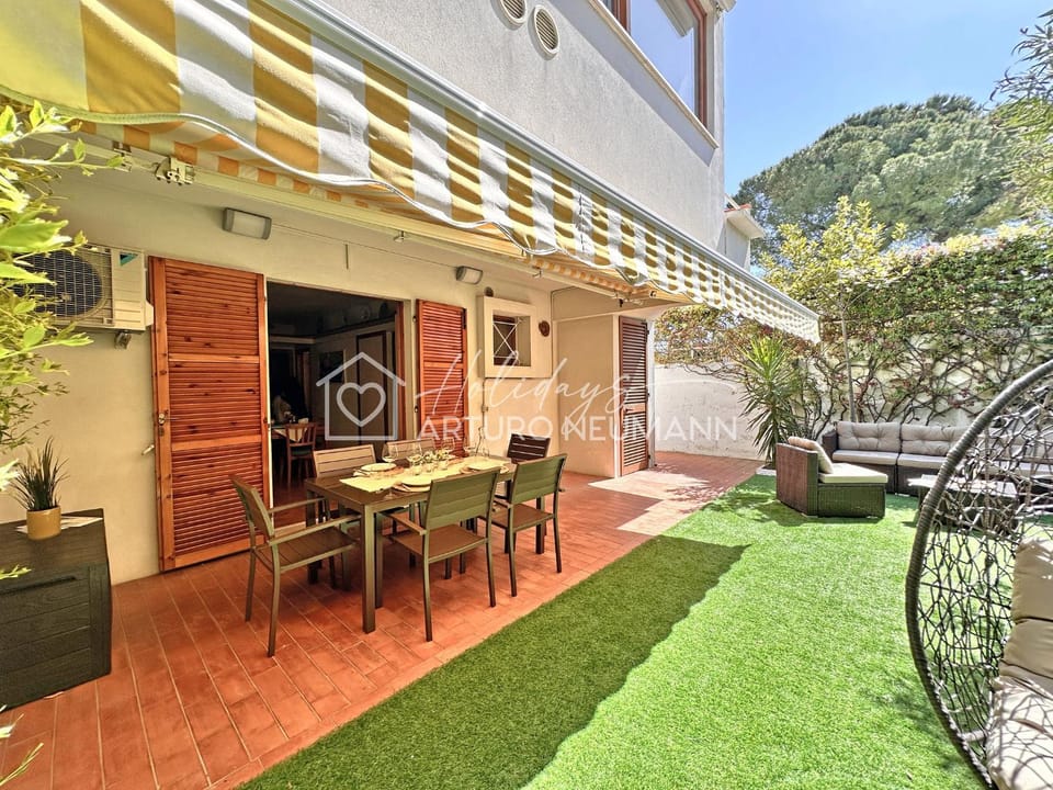 Property building, Garden, Dining area, Garden view