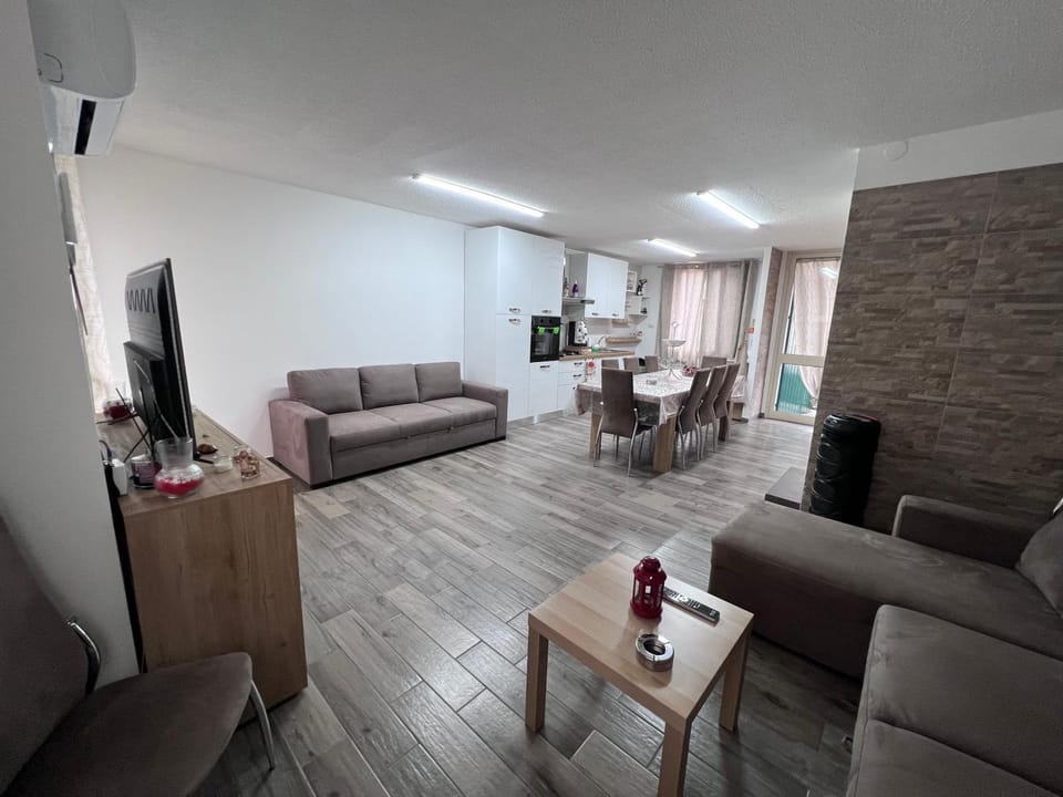 TV and multimedia, Kitchen or kitchenette, Living room, Seating area, Dining area, Breakfast, flat iron, oven