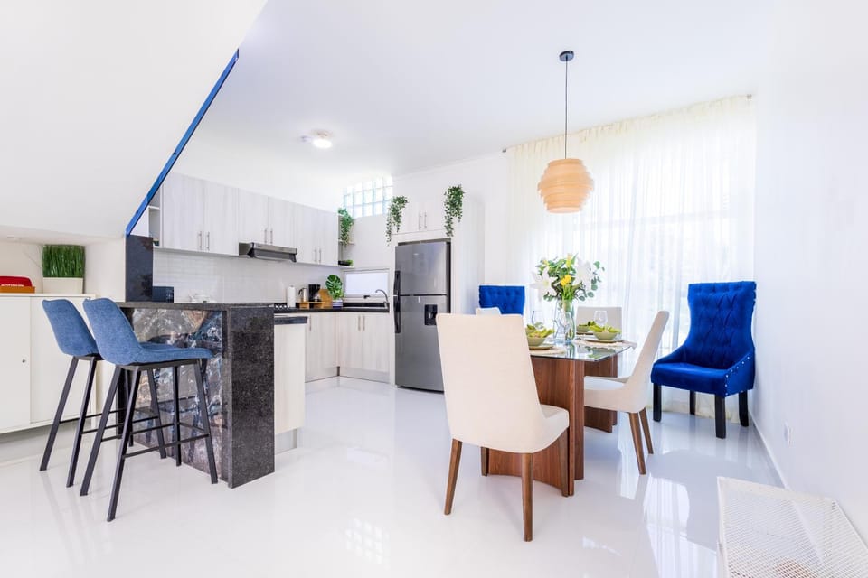 Kitchen or kitchenette, Living room, Seating area, Dining area
