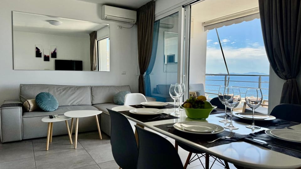 View (from property/room), Dining area, Sea view, air conditioner