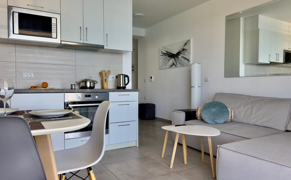 Kitchen or kitchenette, Dining area, oven, stove, toaster