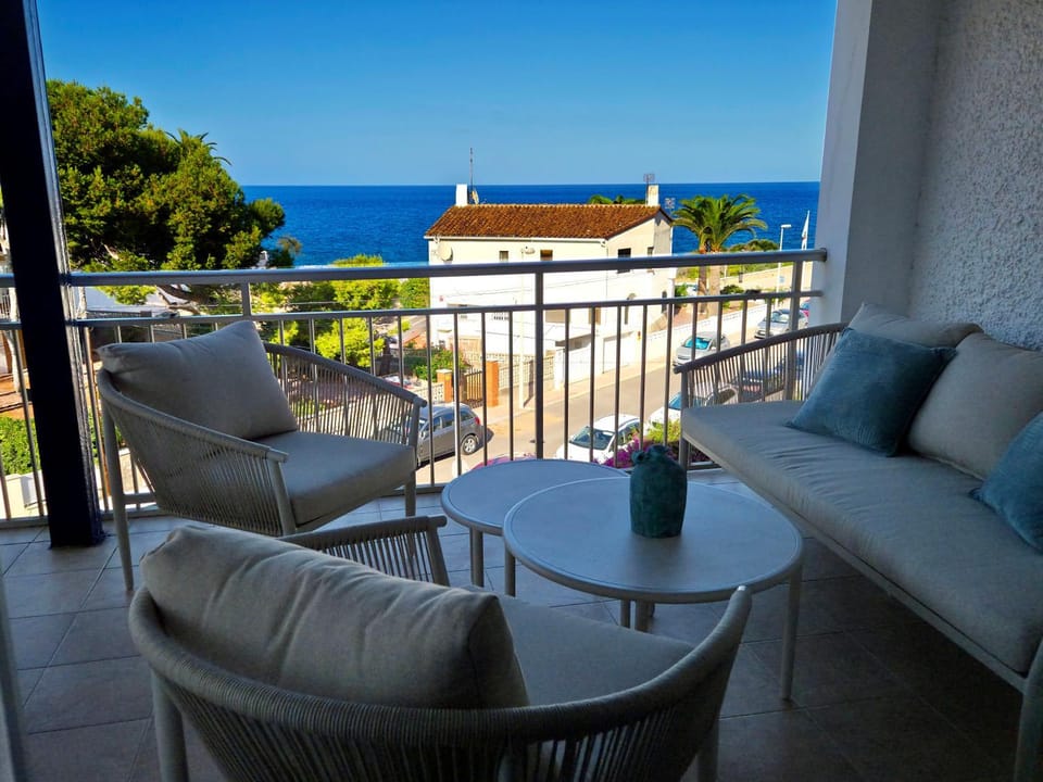 View (from property/room), Balcony/Terrace, Seating area, Sea view