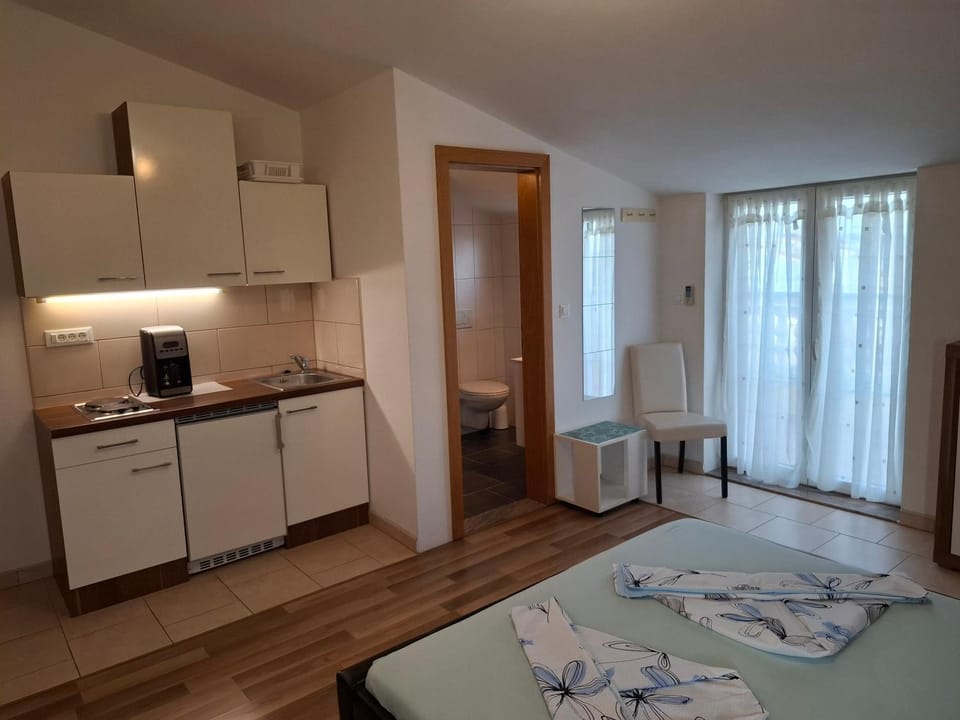 Bed, Kitchen or kitchenette, Dining area, Bedroom