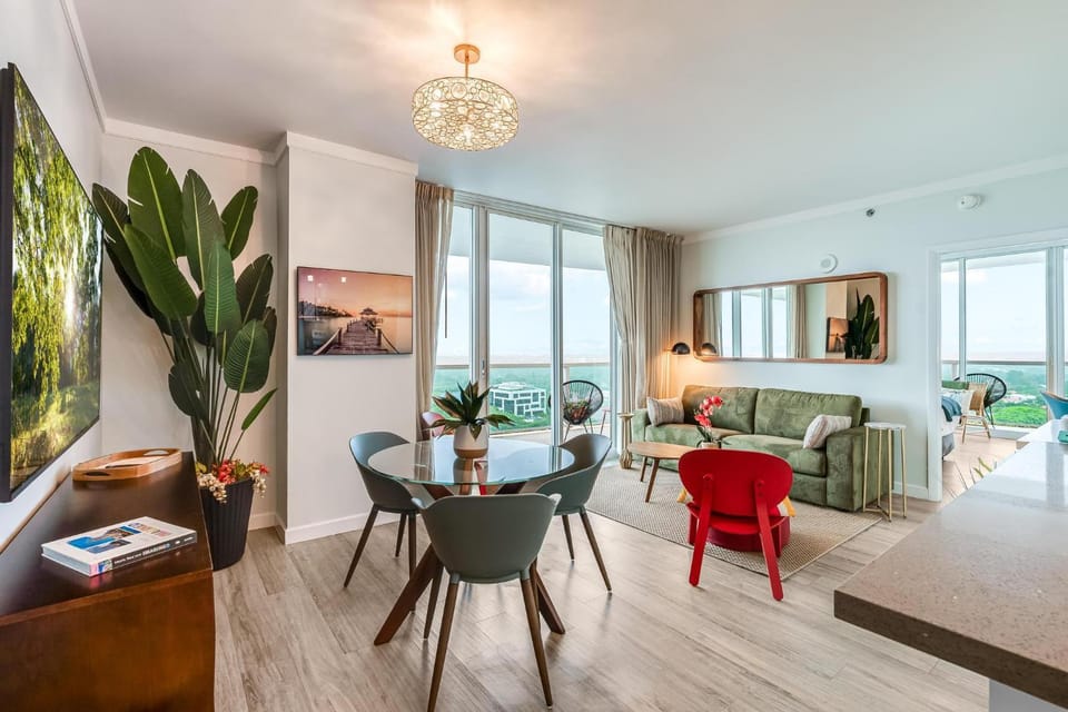 Elegant 2BR Condo at Hotel Arya Full Kitchen Wraparound Views 2 Parking Spots Apartment in Coconut Grove