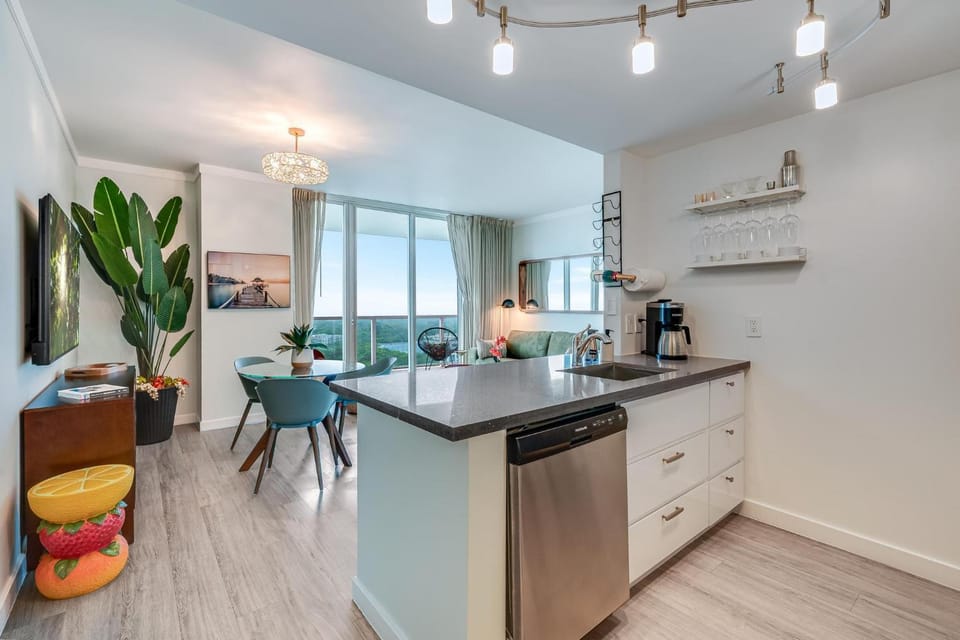 Elegant 2BR Condo at Hotel Arya Full Kitchen Wraparound Views 2 Parking Spots Apartment in Coconut Grove