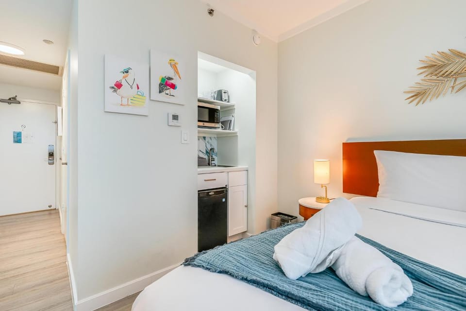 Stylish Studio King Bed City View Hotel Perks Parking House in Coconut Grove