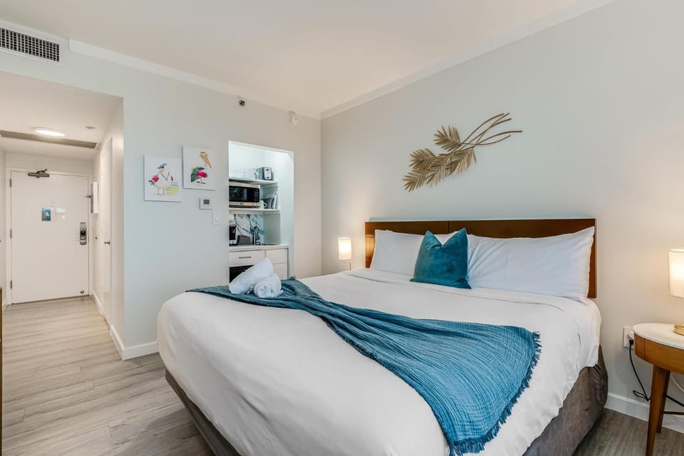 Stylish Studio King Bed City View Hotel Perks Parking House in Coconut Grove