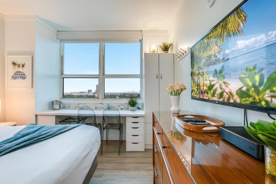Stylish Studio King Bed City View Hotel Perks Parking House in Coconut Grove
