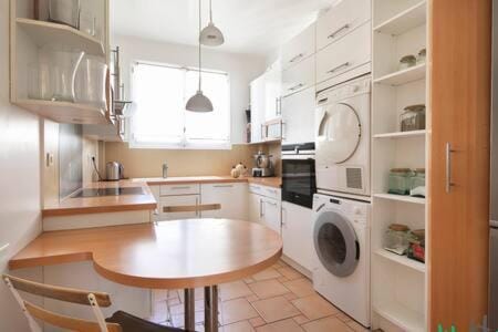 Lovely apartment with views of Eiffel Tower Apartment in Paris