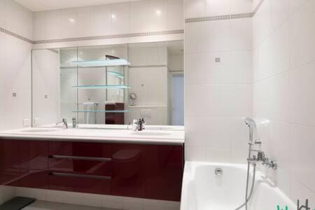Lovely apartment with views of Eiffel Tower Apartment in Paris