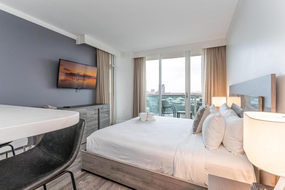 Connected Hotel Arya Studios 2 Beds 2 Baths Kitchen Free 2 Car Parking Apartment in Coconut Grove