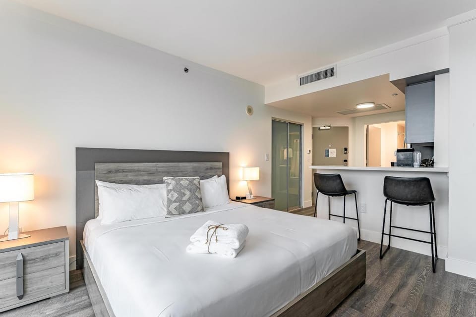 Connected Hotel Arya Studios 2 Beds 2 Baths Kitchen Free 2 Car Parking Apartment in Coconut Grove