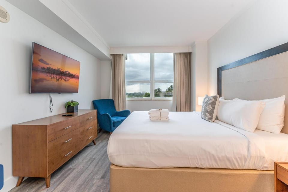 Cozy Grove Stay Free Parking Pool Access Walk to Cafes and Parks Apartment in Coconut Grove