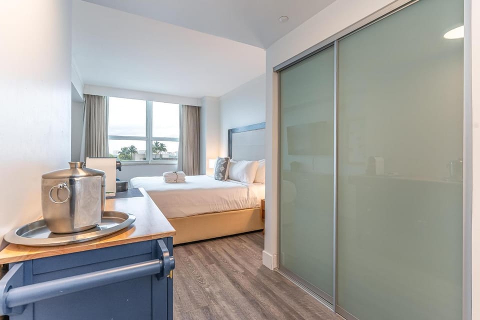 Cozy Grove Stay Free Parking Pool Access Walk to Cafes and Parks Apartment in Coconut Grove
