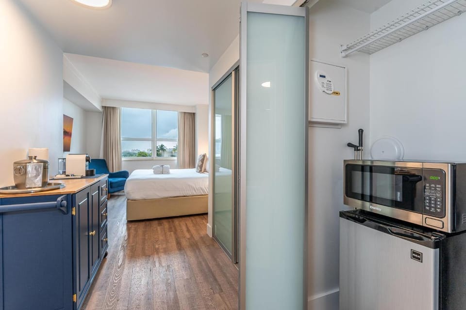 Cozy Grove Stay Free Parking Pool Access Walk to Cafes and Parks Apartment in Coconut Grove