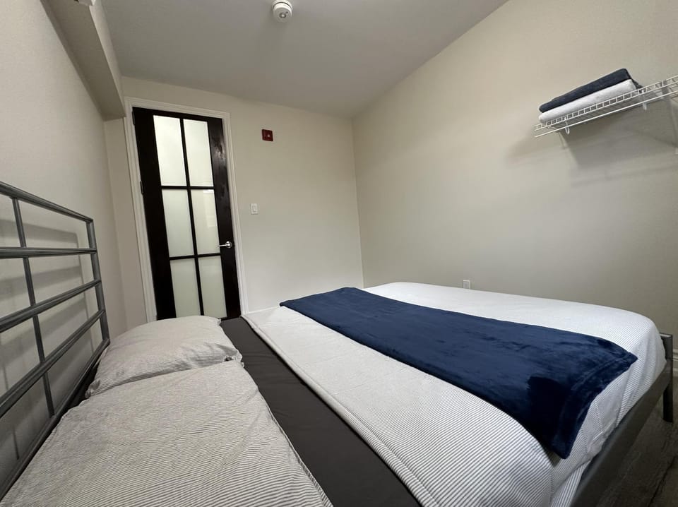 Bed, Photo of the whole room, Bedroom, air conditioner