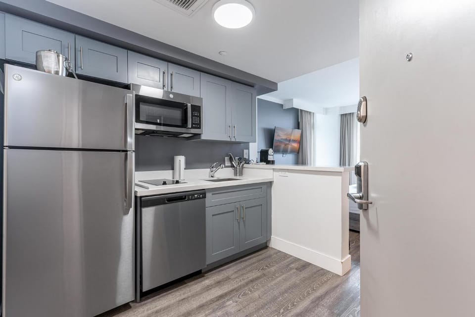 Stylish Studio at Hotel Arya King Bed Full Kitchen City View Balcony and Parking Apartment in Coconut Grove