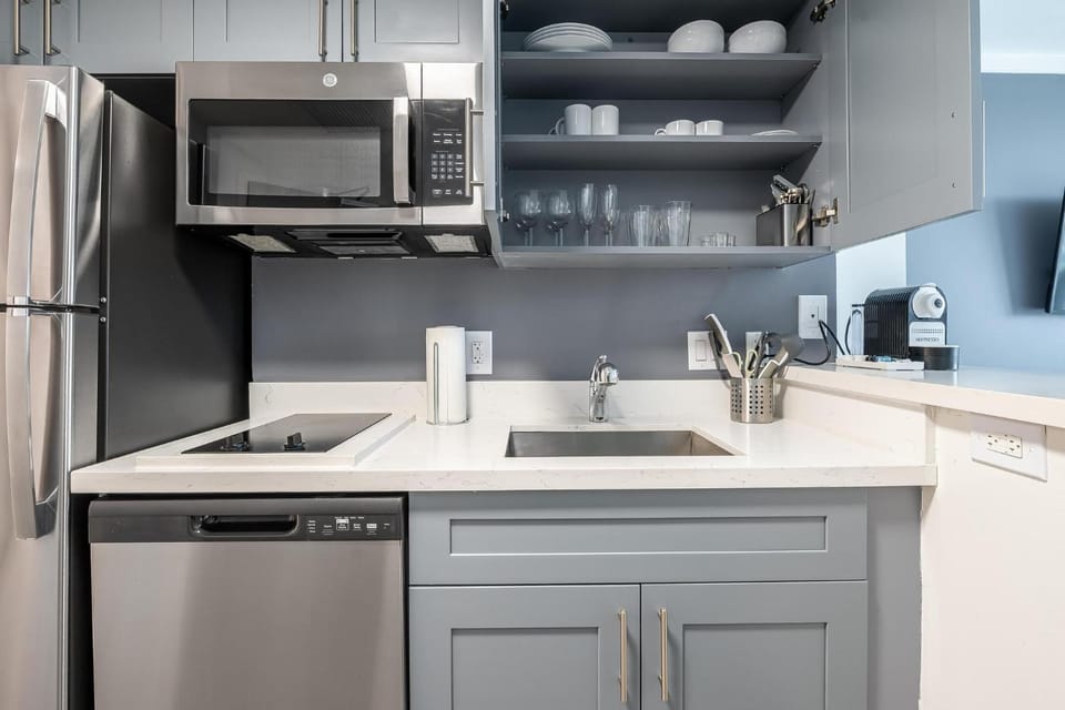 Stylish Studio at Hotel Arya King Bed Full Kitchen City View Balcony and Parking Apartment in Coconut Grove