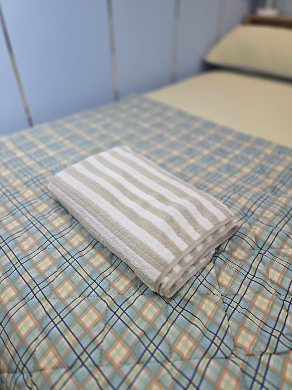 Bed, towels