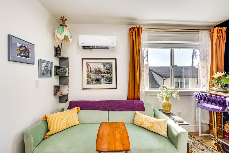 Walk to Beach Historic Downtown Anacortes Studio Apartment in Anacortes