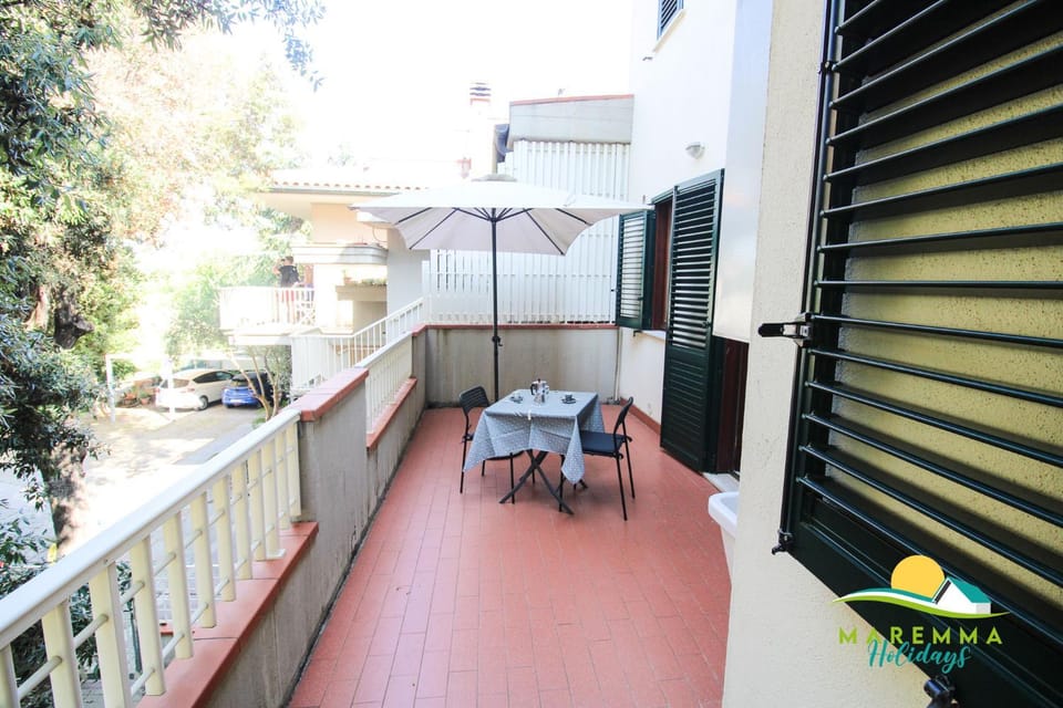 Property building, Balcony/Terrace, Dining area