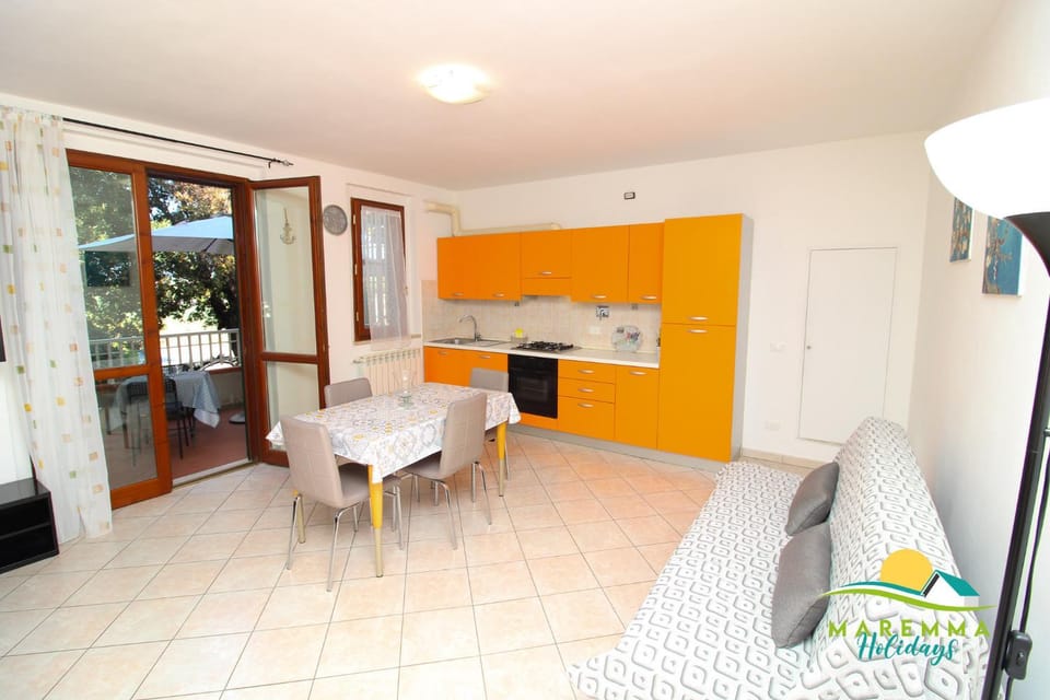 Kitchen or kitchenette, Dining area, oven, pet friendly, stove