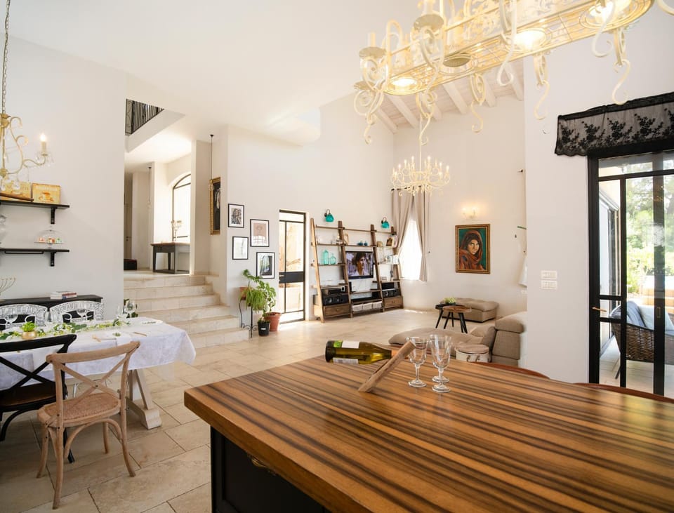 Kitchen or kitchenette, Seating area, Dining area