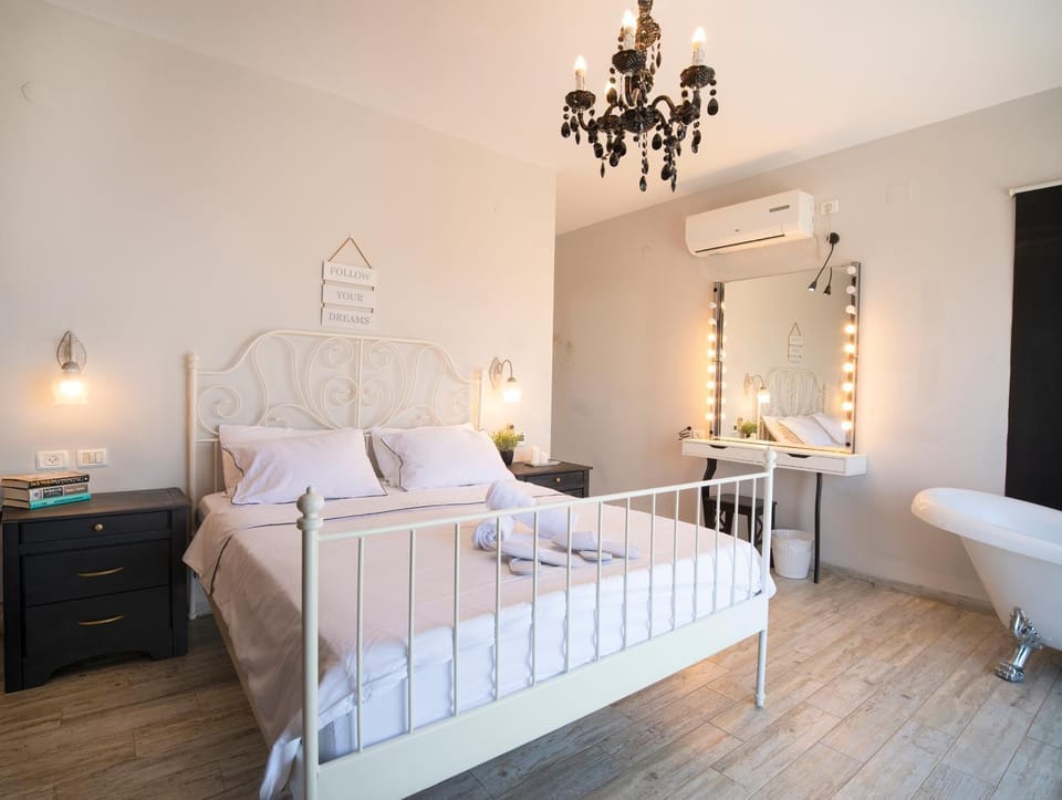 Bed, Photo of the whole room, Bedroom, Bath, towels