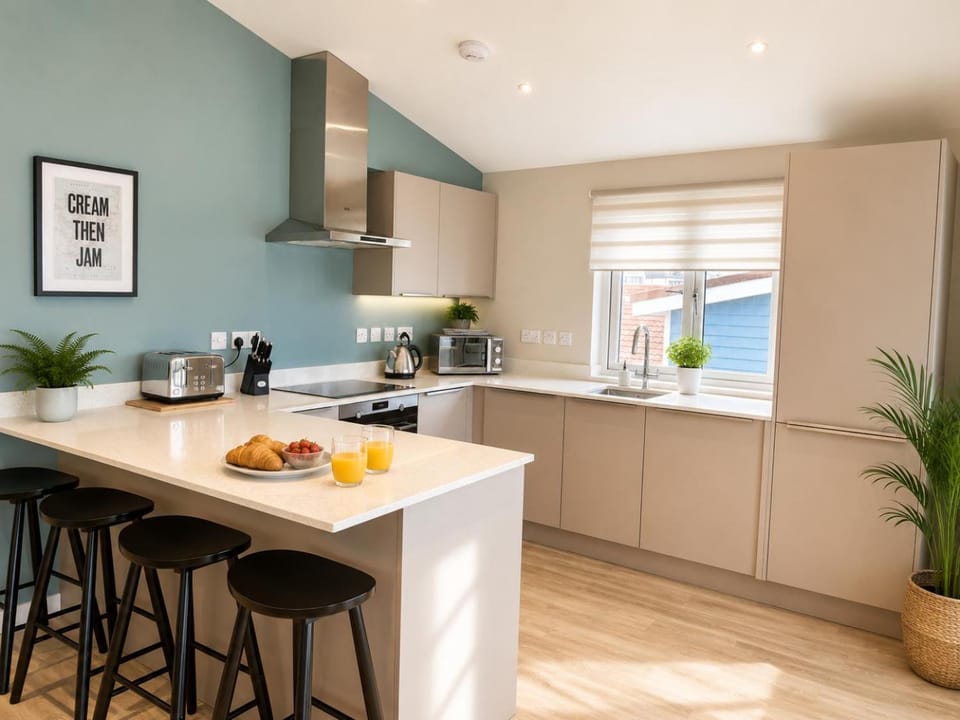 Stylish 3-Bed Seaview Retreat with Balcony - Steps from the Beach - Westward Ho! Apartment in Westward Ho