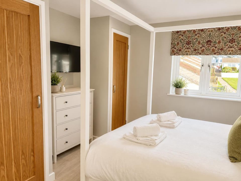 Stylish 3-Bed Seaview Retreat with Balcony - Steps from the Beach - Westward Ho! Apartment in Westward Ho