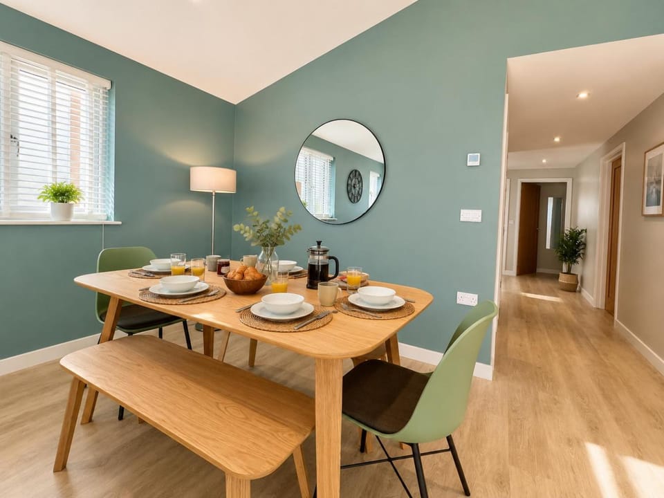 Stylish 3-Bed Seaview Retreat with Balcony - Steps from the Beach - Westward Ho! Apartment in Westward Ho