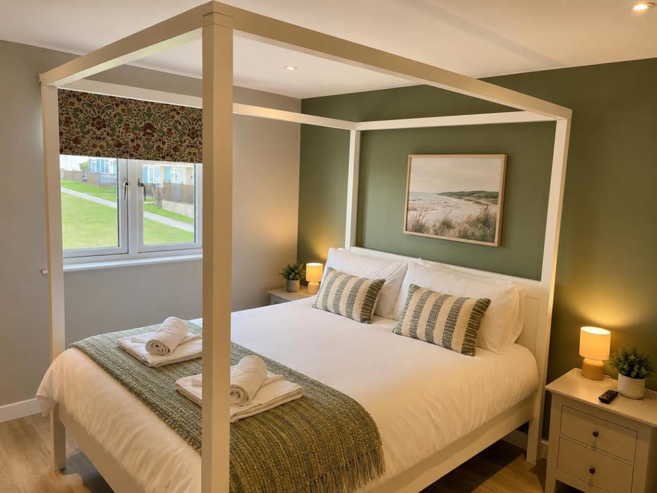 Stylish 3-Bed Seaview Retreat with Balcony - Steps from the Beach - Westward Ho! Apartment in Westward Ho