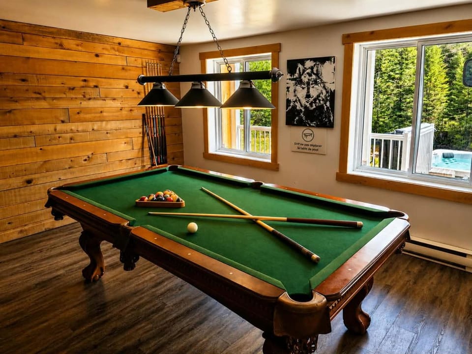 Chalet du Loup - Spa & Game room Chalet in Saint-Alexis-des-Monts