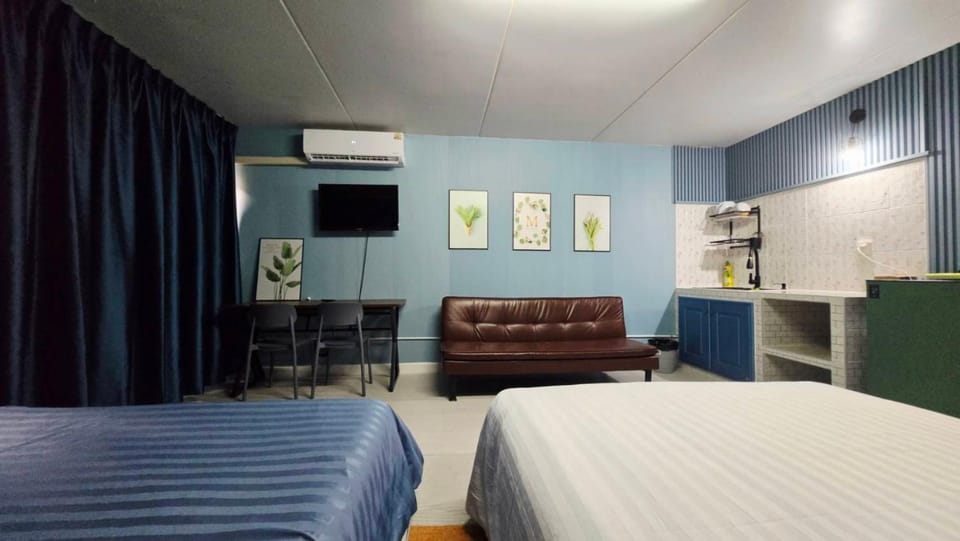 Bed, TV and multimedia, Living room, Photo of the whole room, Seating area, Bedroom, air conditioner