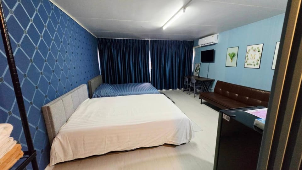 Bed, TV and multimedia, Photo of the whole room, Bedroom