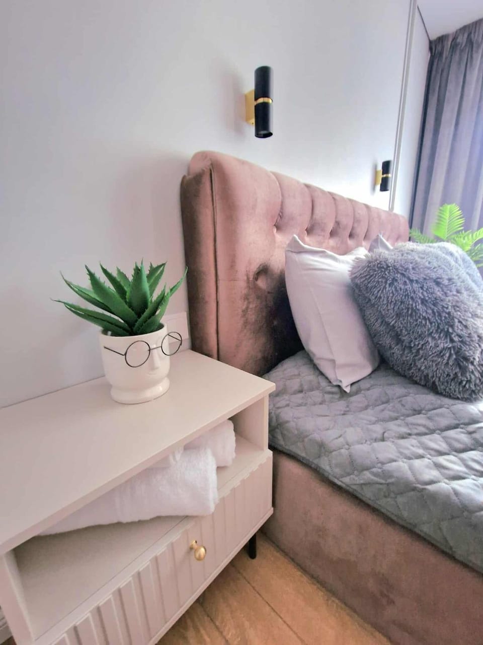 Bed, Seating area, Bedroom