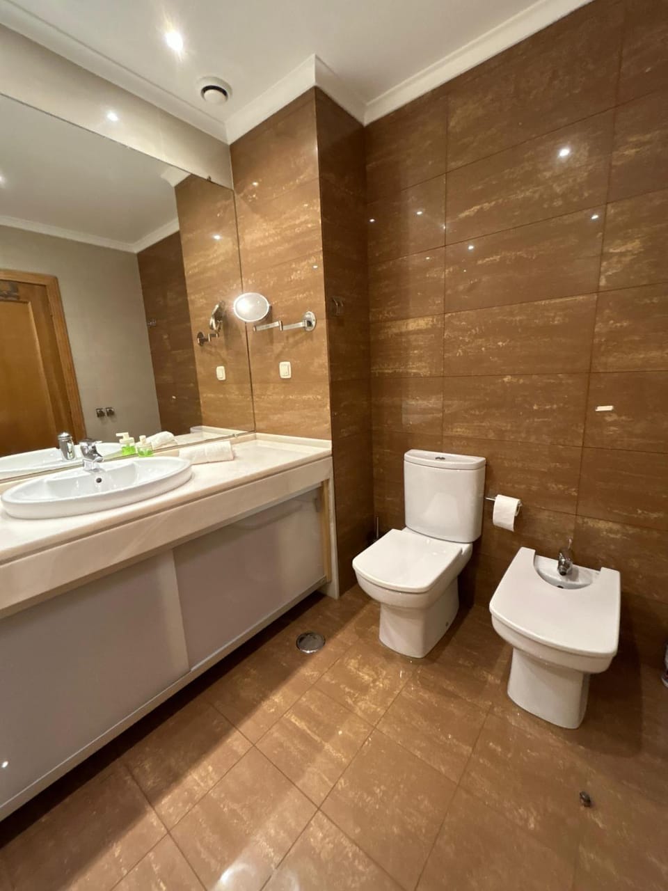 Bathroom, towels