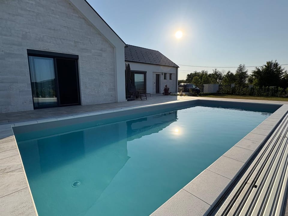 Swimming pool, Swimming pool