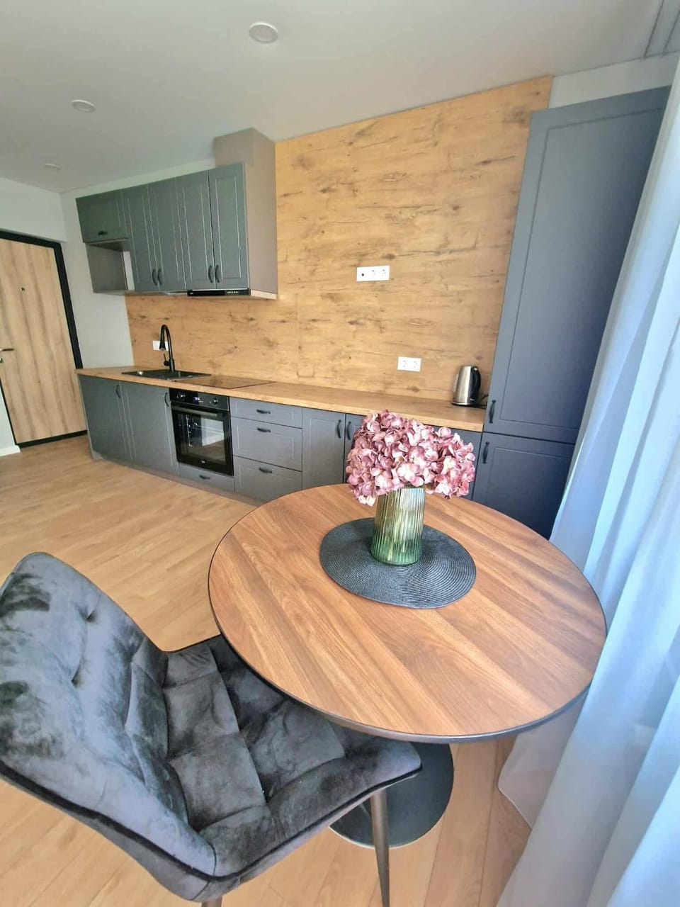 Kitchen or kitchenette, Living room, Seating area, Dining area