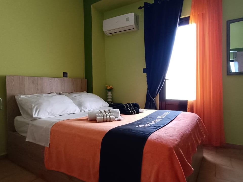 Bed, Bedroom, air conditioner