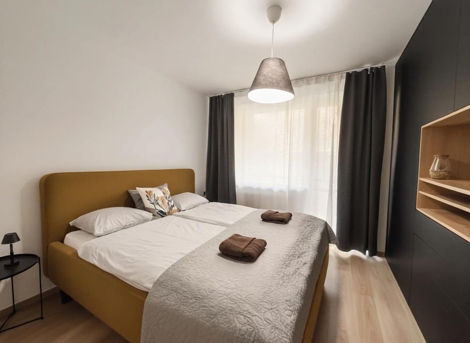 Photo of the whole room, Bedroom, towels