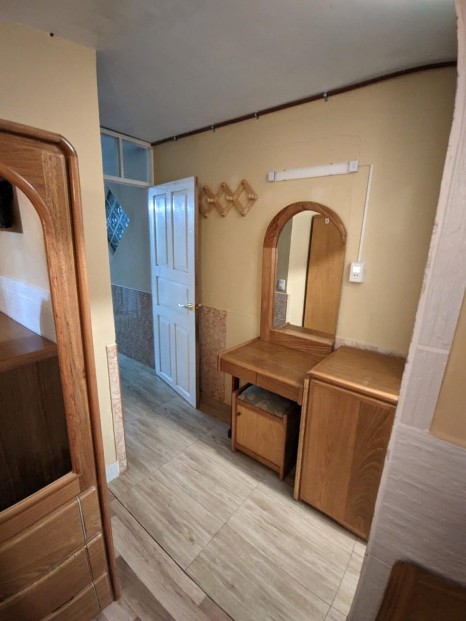 Photo of the whole room, wardrobe