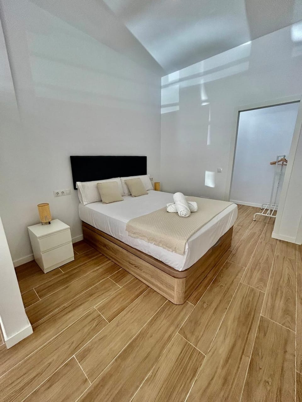 Bed, Photo of the whole room, Bedroom, towels