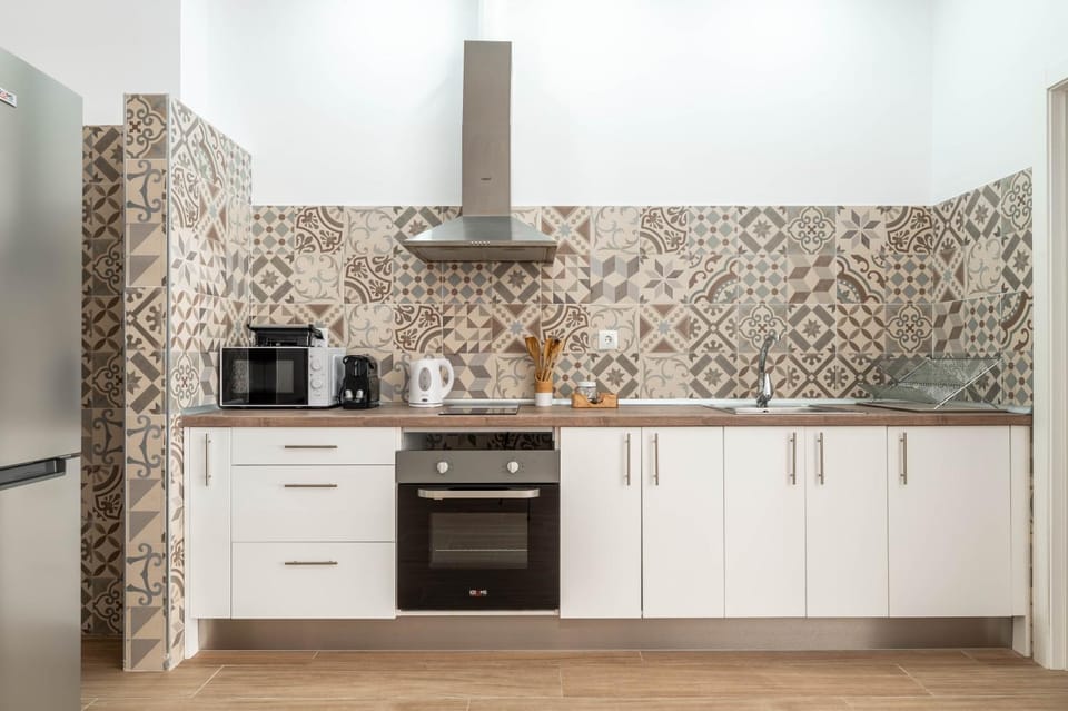 Coffee/tea facilities, Kitchen or kitchenette, stove