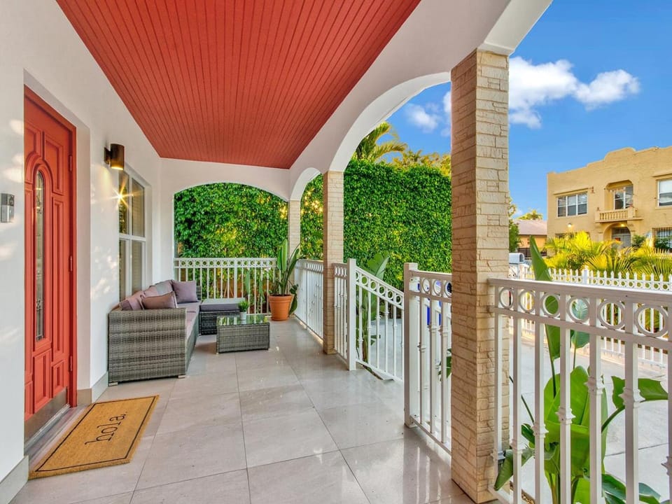 Villa Ciao Bella Sleeps 25 Pool Hot Tub Villa in Coral Gables