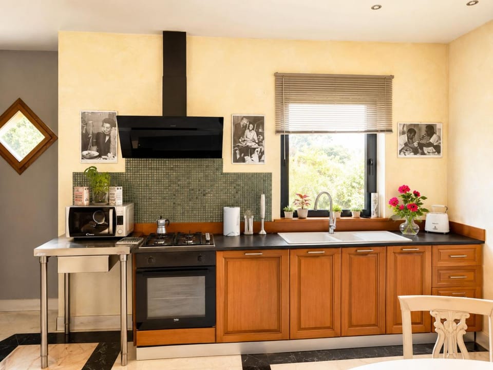 Coffee/tea facilities, Kitchen or kitchenette, oven, stove, toaster