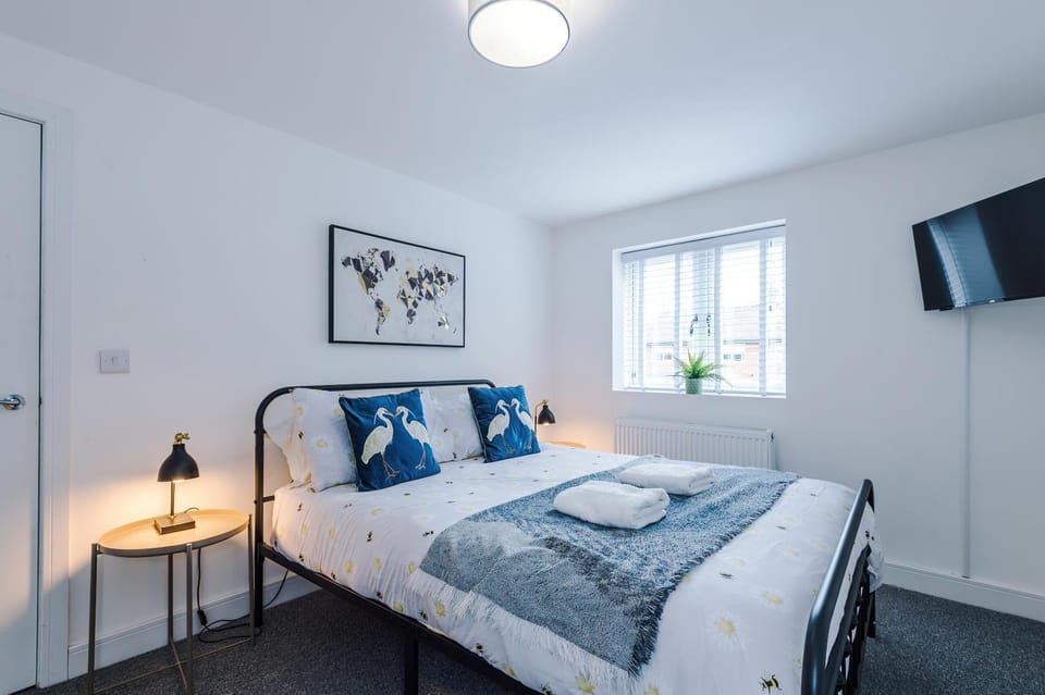 Bed, TV and multimedia, Photo of the whole room, Decorative detail, Bedroom, towels