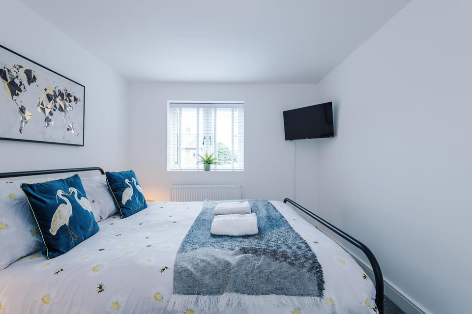Bed, TV and multimedia, Photo of the whole room, Decorative detail, Bedroom, towels